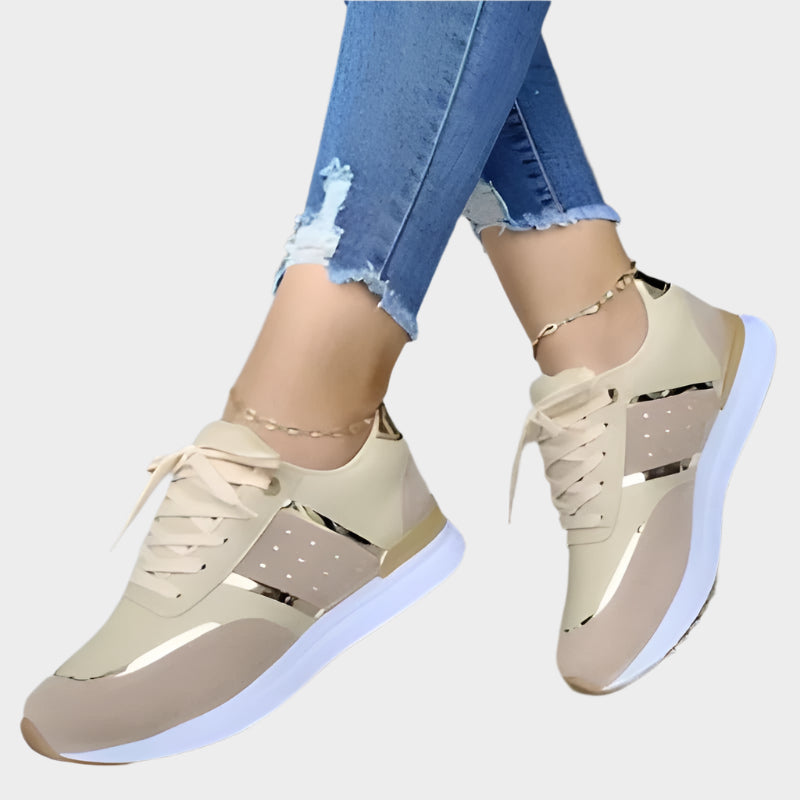 Judit | Fekete sportcipő arany részletekkel